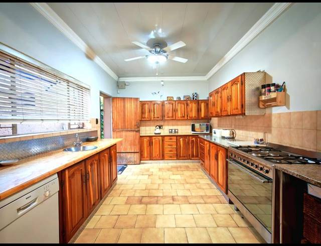 5 BEDROOM HOUSE FOR SALE IN CAPITAL PARK